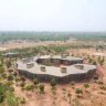 Ecología y arte: así es la aldea en África creada por el arquitecto ganador del premio Pritzker