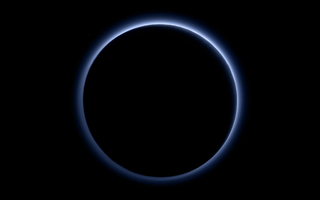 New Horizons heeft de eerste close-up gestuurd van planeet Pluto. Hier zie je haar silhouette.