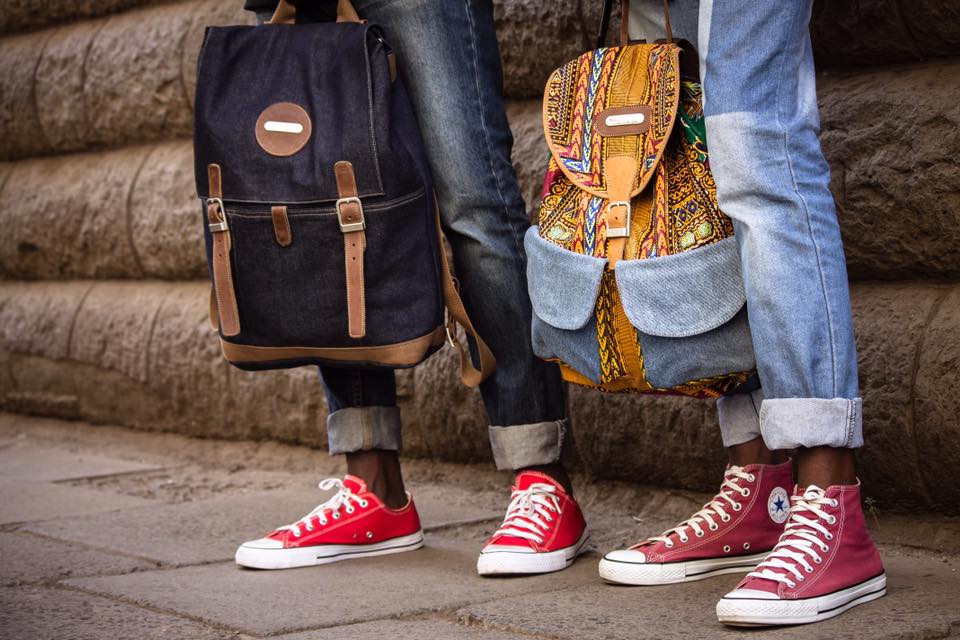 De materialen komen van de grootste tweedehandsmarkt van Nairobi, dus sommige materialen komen misschien wel van jouw oude jeans.