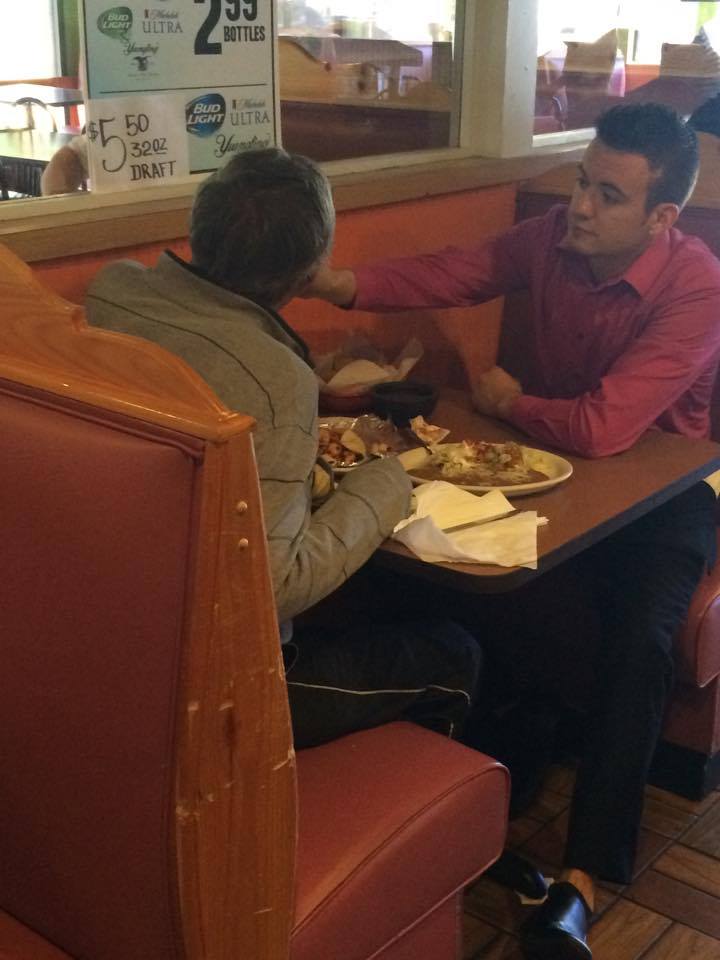Rechts zie je Alfonso die tijd heeft genomen om de 75 jarige man te helpen met eten.