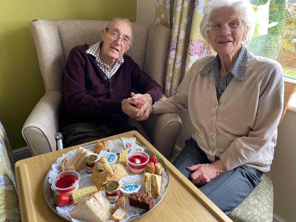 Gordon is isolating in his new room at Baily House Care Home, but at least Mary can spend time with him.