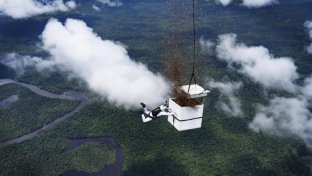Un paracaidista esparce más de 100 millones de semillas sobre una zona deforestada del Amazonas