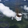 Un paracaidista esparce más de 100 millones de semillas sobre una zona deforestada del Amazonas