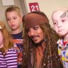 Jack Sparrow verrast kinderen in ziekenhuis