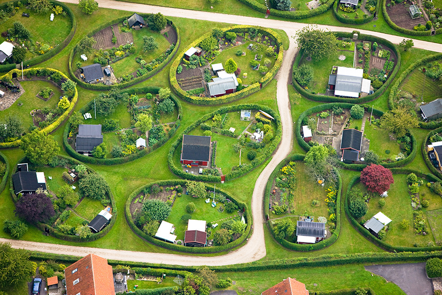 Obwohl Kleingärten oder Gemeinschaftsgärten für den Anbau von Obst und Gemüse in allen Ländern der Welt zu finden sind (siehe 1944), ist Dänemark besonders stolz darauf, dass das Phänomen innerhalb seiner Grenzen bis in die Mitte des 16. Jahrhunderts zurückreicht, als kleine Gärten außerhalb der Festungsmauern von Fredericia angelegt wurden.