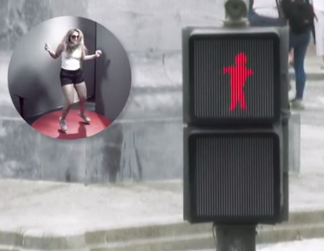 La estructura negra contenía una pequeña pista de baile y cámaras para capturar los movimientos de cada persona, que se traducían en los movimientos de la figura roja en los semáforos en tiempo real, así como en una pantalla delante del participante.