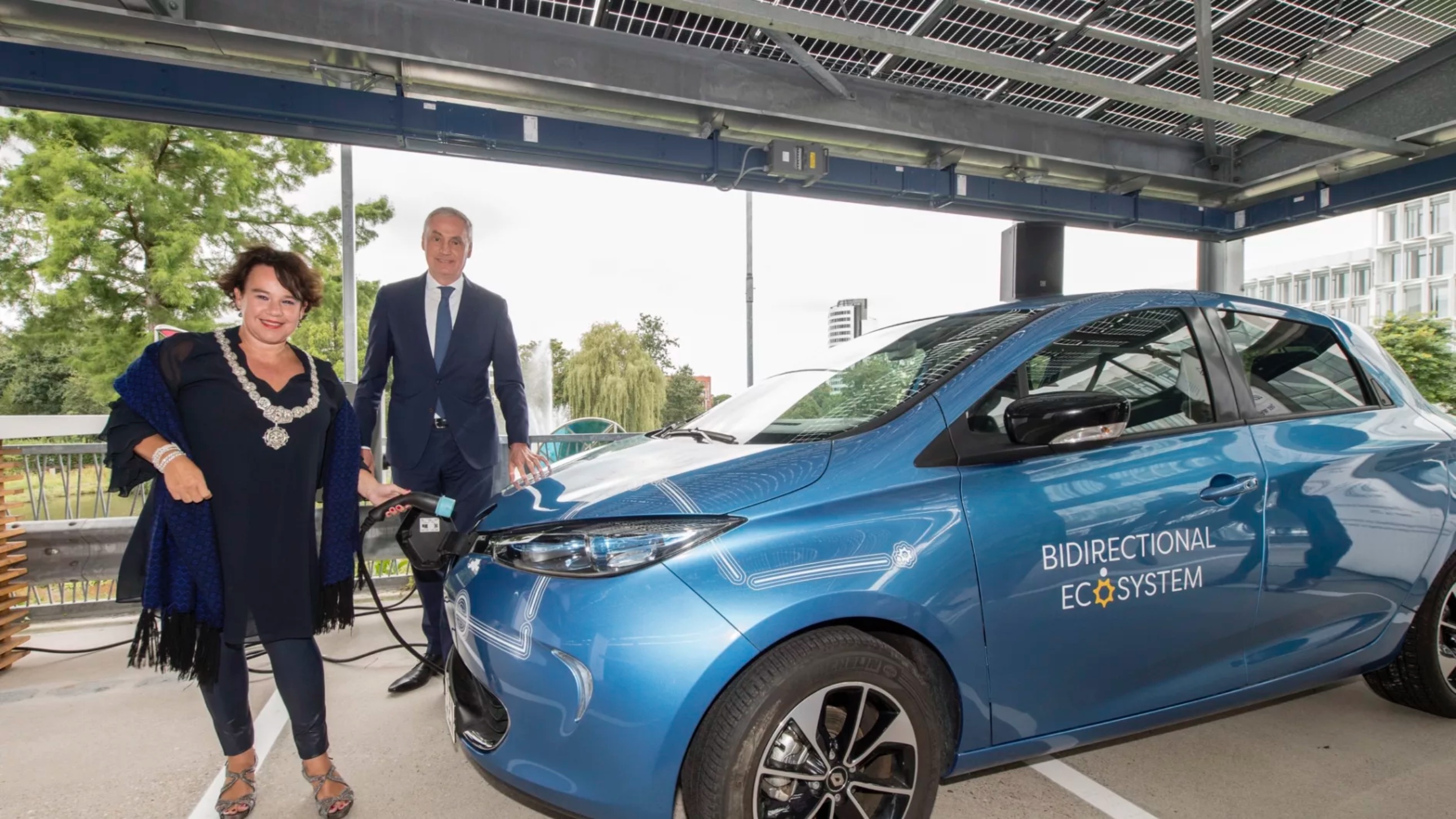Burgemeester Dijksma en CEO Baeten plugden de eerste bidirectionele auto in de parkeergarage. Credit: a.s.r.