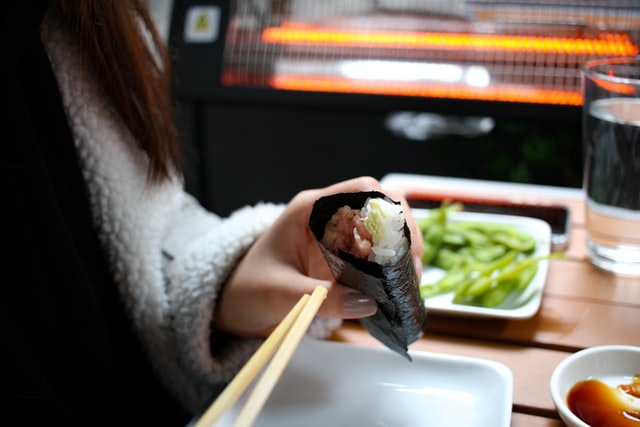 The most common types of edible seaweed include sea lettuce, kelp, arame, wakame, dulse, and nori. If you enjoy Japanese cuisine, you’ll likely already be familiar with the latter, which is used to wrap sushi.