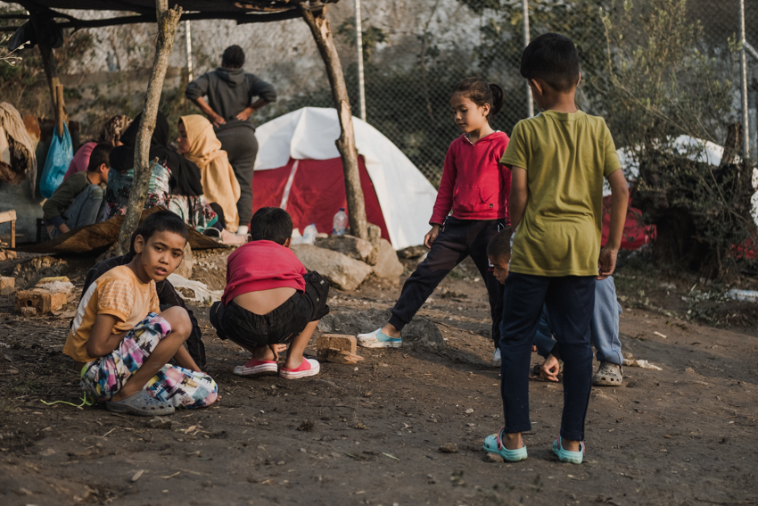 Many children in the camps have to survive on their own, even during the cold winter months. They walk outside in the cold without a coat or shoes. Once their clothes are wet, they hardly dry under the current weather conditions.