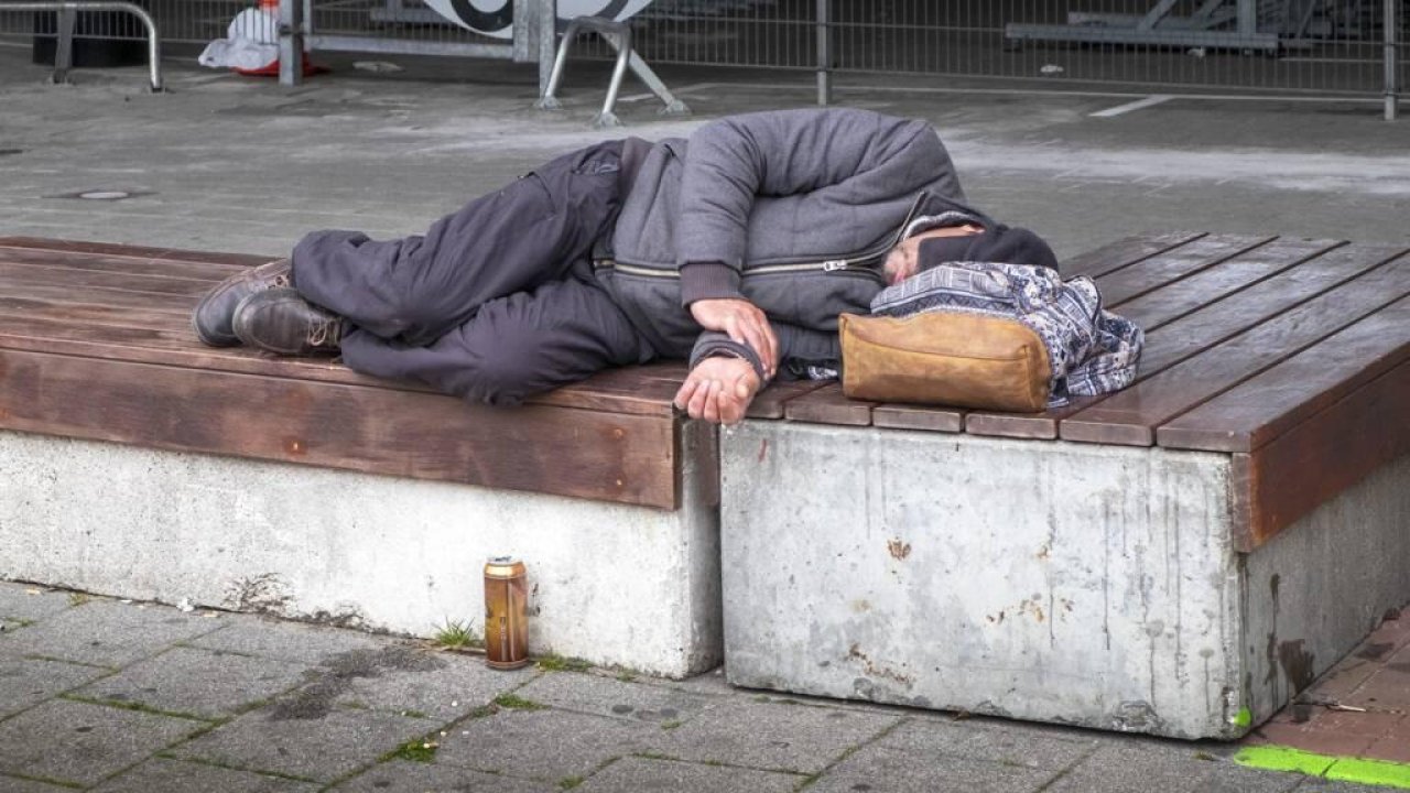 In minder dan een half jaar tijd zijn in Rotterdam honderd daklozen aan een woning geholpen.