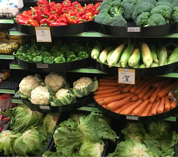Para 10 semanas desde el 10 de febrero, las tiendas Countdown Orewa, Ponsonby y Manukau están liberando a las frutas y vegetales de los plásticos para reducir la producción de plástico.