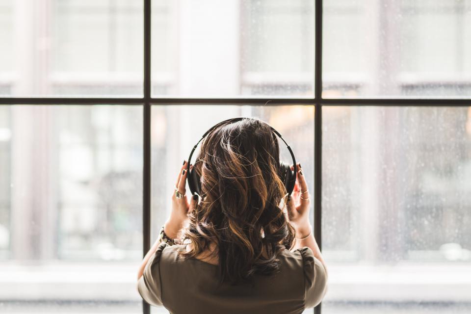 Onderzoek wijst uit dat muziek ons niet alleen helpt met pijn — het kan ook positief werken op fysieke en mentale gezondheid op talloze andere manieren.