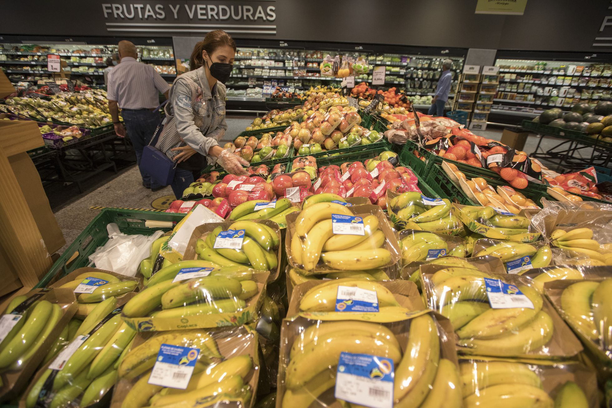 The same source said that plastic pollution “has exceeded all limits.” Environmental groups in Spain and abroad, including Greenpeace, have been campaigning for years to stop greengrocers and large supermarkets alike from wrapping fresh produce in layers of plastic.