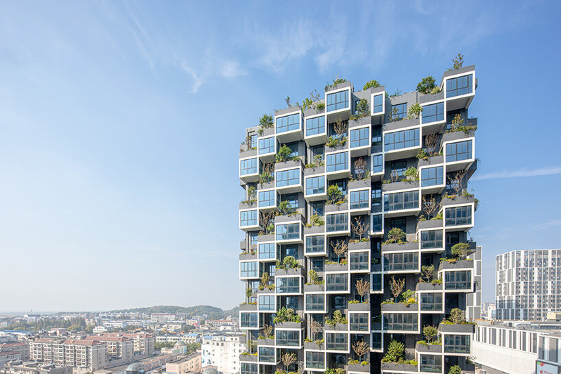 The two residential towers are a new type of Vertical Forest: the floors have cantilevered elements that interrupt the regularity of the building and create a continuous ever-changing movement, accentuated by the presence of trees and shrubs selected from local species.