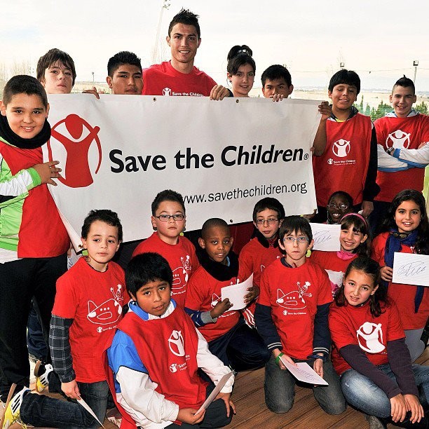 Cristiano apoyando a Save the Children