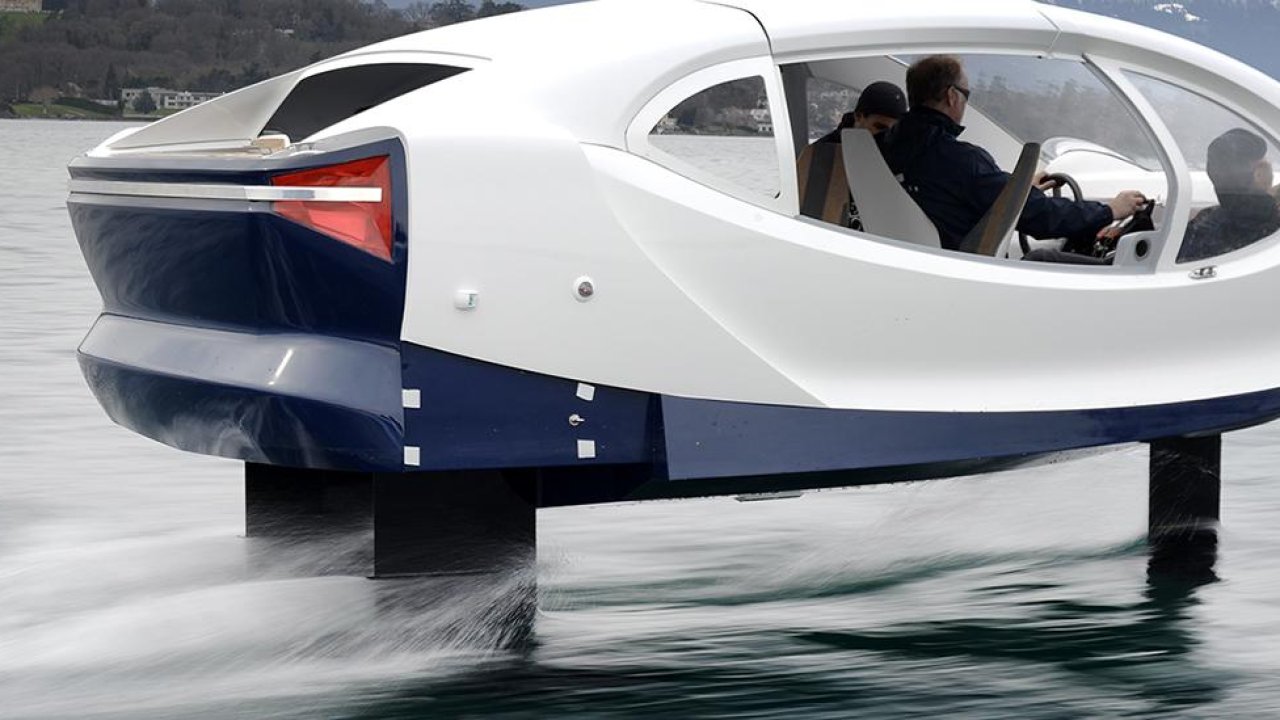 The Bubble: a Zero-emissions “flying” water car lets you cruise to work and avoid the traffic