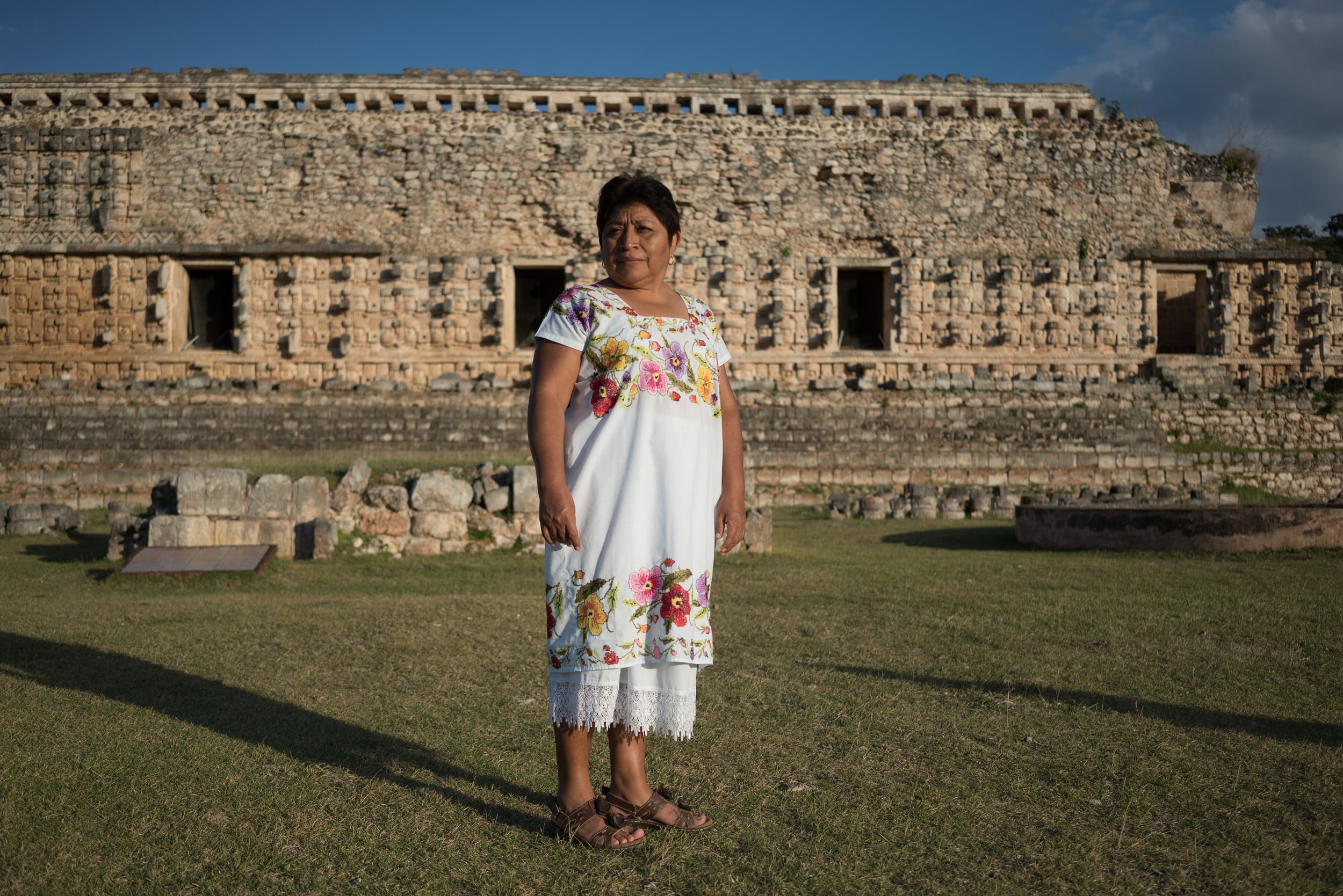 Een Maya-vrouw van de Honing. Leydy Pech, 55 jaar, is een trotse Mayavrouw die haar brood verdient als imker in een collectief van Mayavrouwen. Zij is geboren en getogen in Hopelchén, waar het houden van bijen voor de Mayagemeenschap al eeuwenlang traditie is.