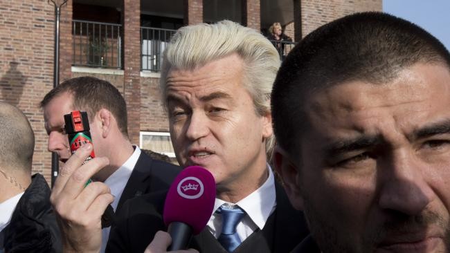 El hombre del medio es el lider del PVV, Geert Wilders