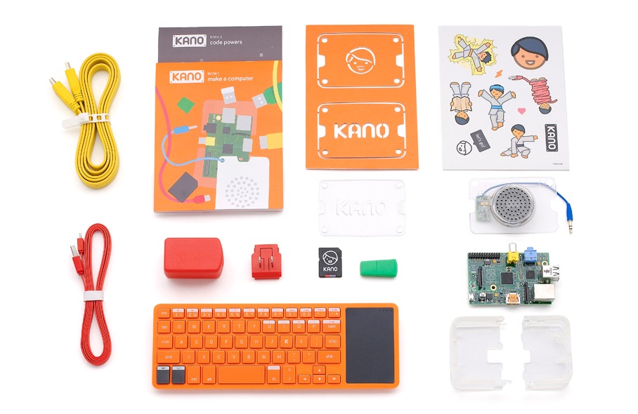 Raspberry, toetsenbord, speaker, memory card en natuurlijk... stickers ;-)