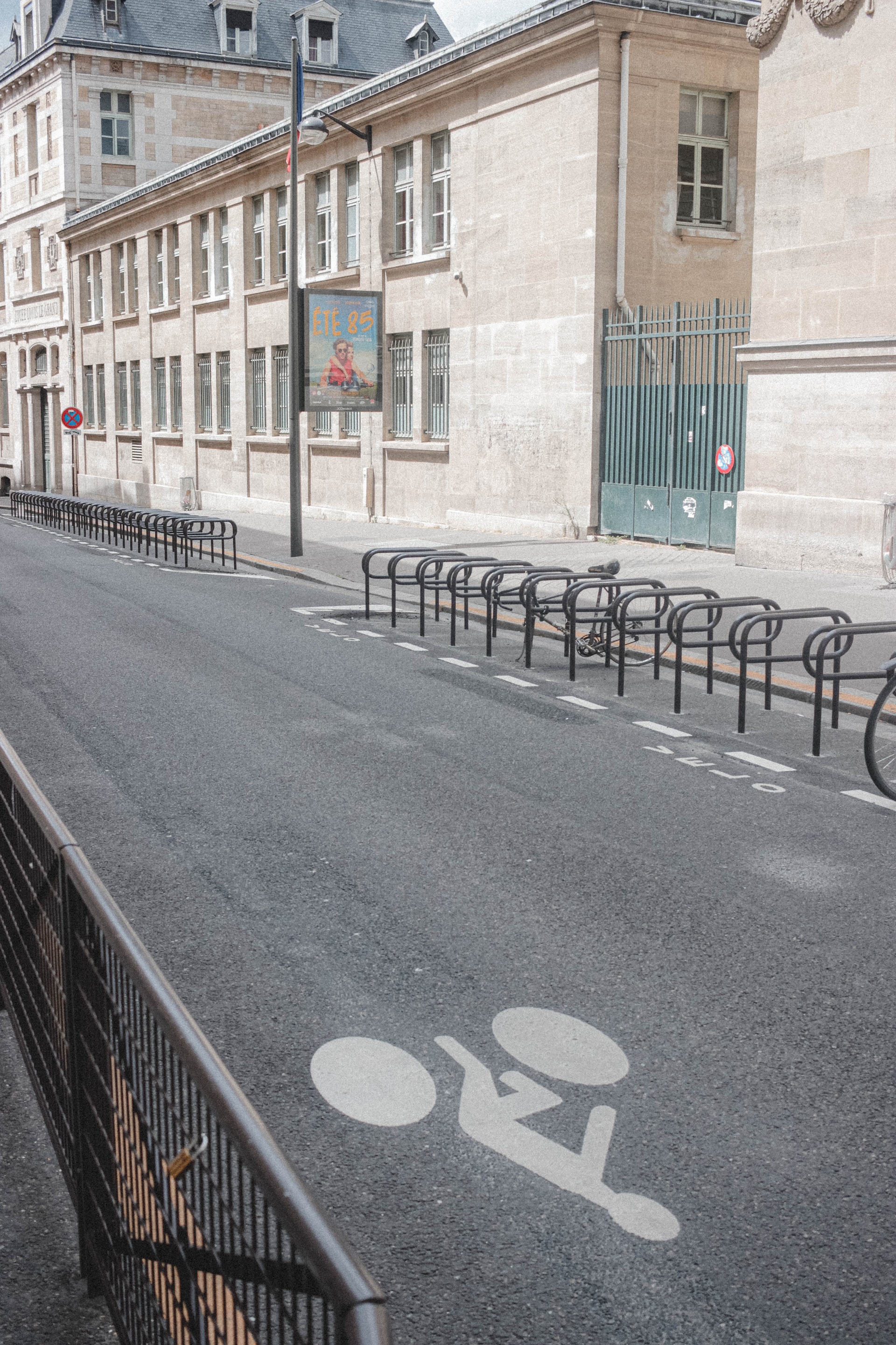In Paris, 6,631 complaints of bicycle theft were identified in 2020, an increase of 7% compared to 2019. In fact 81% of people who do not want to use a bicycle cite fear of theft as the first reason for this cessation. The offer of parking, especially secure parking, is therefore one of the determining factors for using a bicycle as a means of transport.