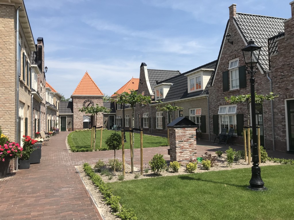 Initiator Jennifer Hofmeijer created a place where seniors can live independently, but have care assistance within reach. Living in a courtyard offers many advantages; it provides a (real-life ;-) social network with a sense of security and togetherness. A little bit like those 
