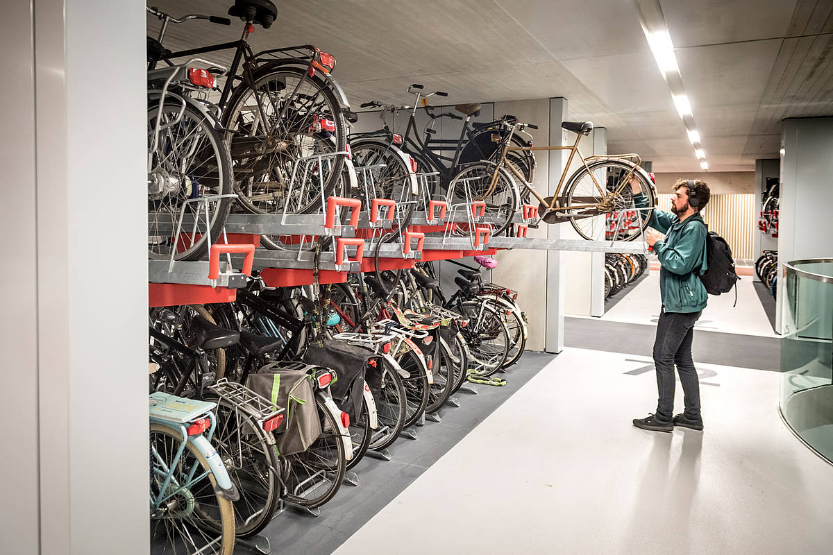 La última parte del aparcamiento para bicicletas Stationsplein Utrecht abrió el 19 de agosto de 2019. El aparcamiento actualmente cuenta con 12.500 plazas de aparcamiento. Este es el aparcamiento para bicicletas más grande del mundo.