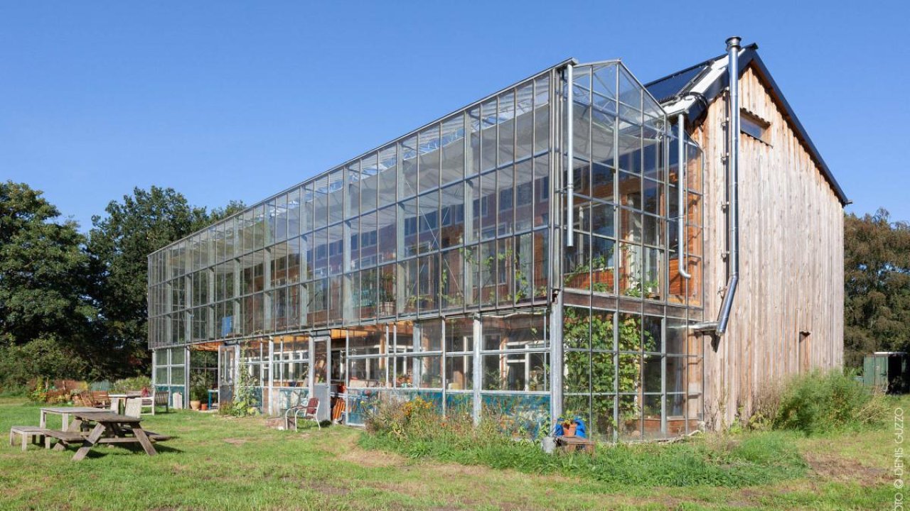 Este proyecto holandés de «invernadero» es más que una casa ecológica, es un estilo de vida
