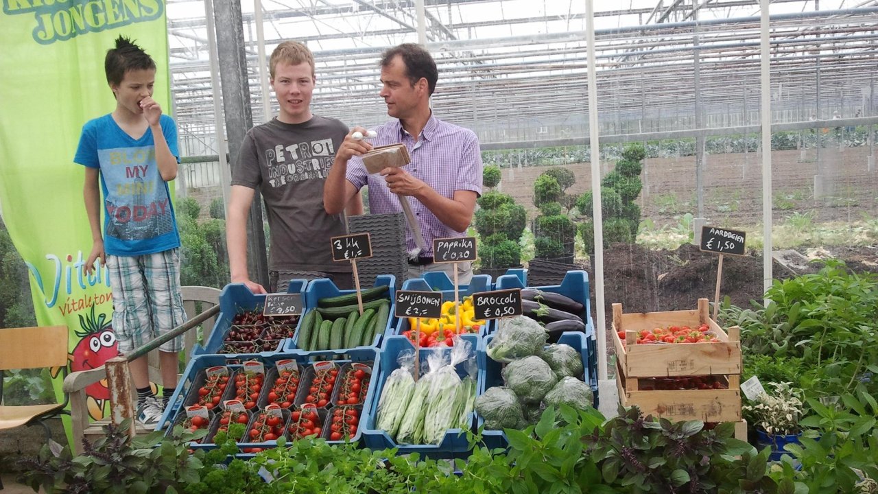 This Dutch greenhouse is growing healthy food and local communities