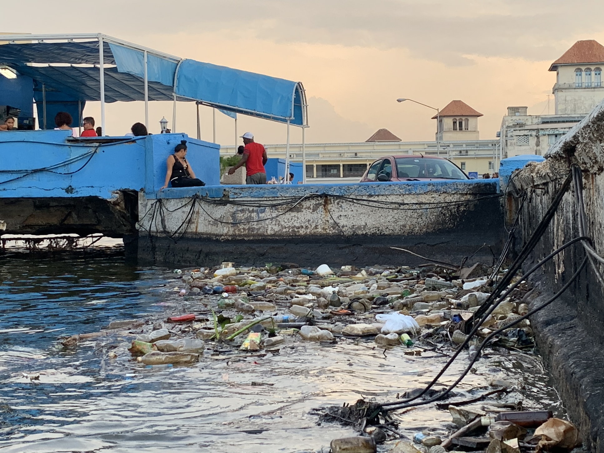 More than 300,000 tons of plastic waste in the Caribbean are not collected every year as a result of the fact that a good part of the region's households throw plastic waste into waterways or land, according to World Bank data.