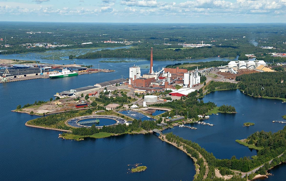The annual capacity of producing industrial lignin at Stora Enso’s Sunila Mill is 50,000 tonnes per year. Lignin has been produced there at industrial scale since 2015, and the mill also produces 375,000 tonnes of pulp. Today it has been complemented with a pilot plant, where they’re turning lignin into hard carbon.