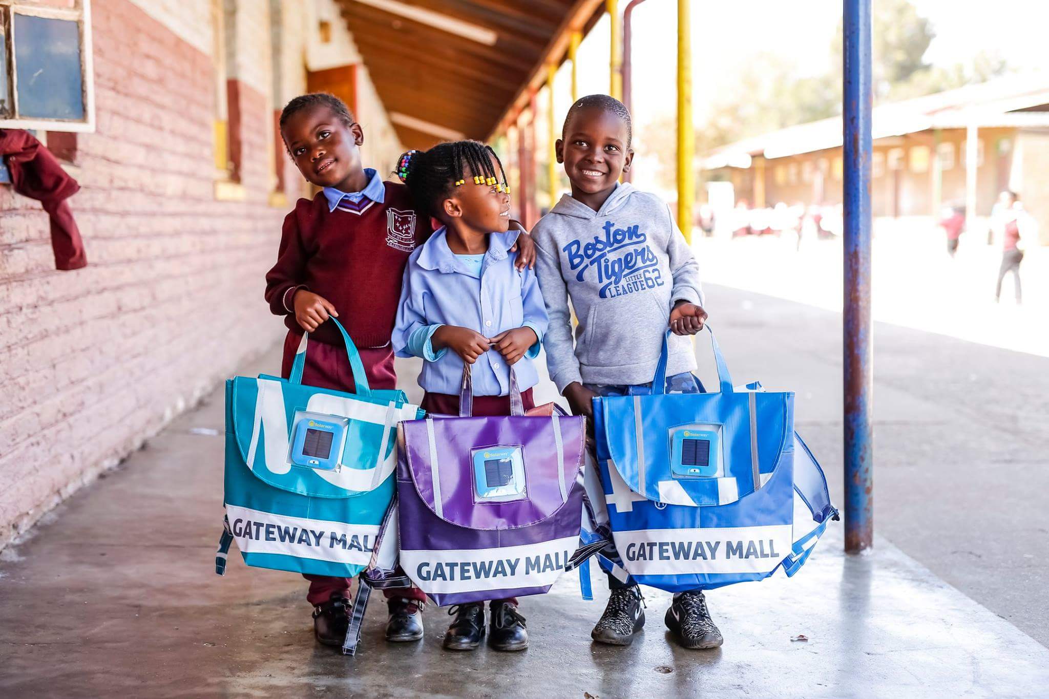 De llevar sus libros en una bolsa de plástico o de no tener ninguna mochila, al regalar a un niño una mochila Repurpose, se contribuye a cambiar la vida de ese niño al animarle a seguir en la escuela.