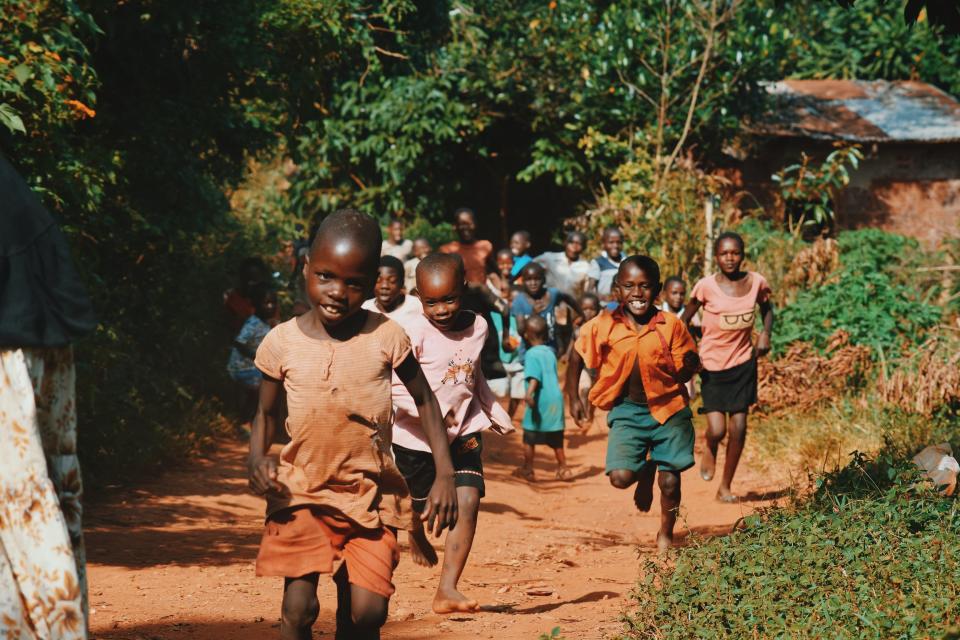 Dank besserem Zugang zu sauberem Trinkwasser und Hygiene, hat sich der zahl der Kinder die an Durchfall sterben seit 2005, um 33% verringert.