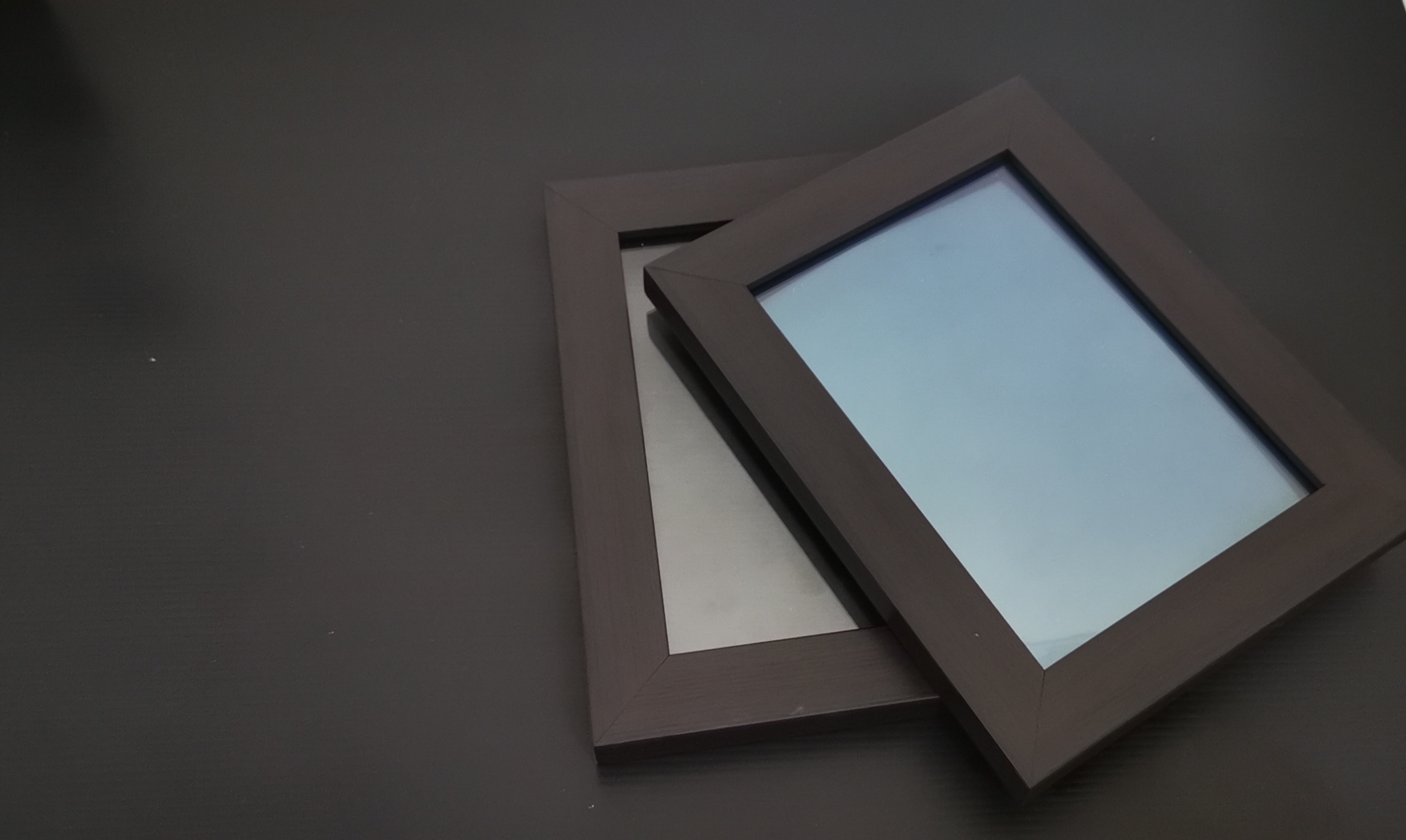 Las partículas de energía alta son absorbidas por partículas luminiscentes que las reemiten como luz visible. Partículas luminiscentes similares (derivadas de ciertas frutas y verduras) fueron suspendidas en un sustrato de resina y usado como tecnología del núcleo en ambos dispositivos. Cuando es golpeada por la luz ultravioleta, las partículas son absorbidas y reemitidas como luz visible a lo largo de los bordes debido a la reflectancia interna. Las células fotovoltaicas están situadas a lo largo de los bordes para capturar la luz visible emitida. La luz visible capturada es después convertida en electricidad de corriente continua. Los circuitos de regulación procesarán la salida del voltaje para permitir la carga, almacenamiento o la utilización directa de la electricidad de la batería.