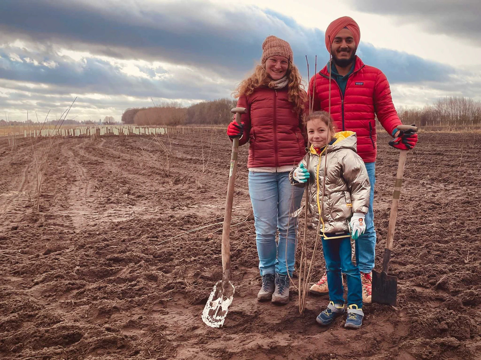 Together with 5 different companies and a few families, we took care of the planting of 3.000 fruit trees.