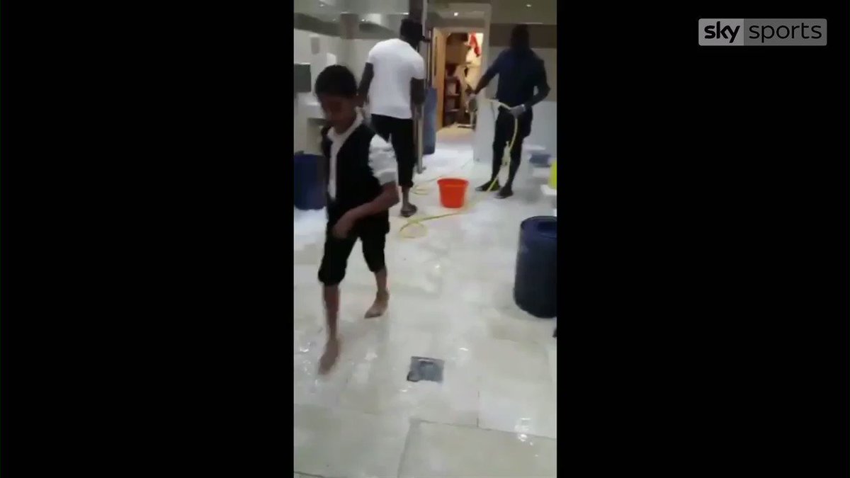 Mane cleans up a Mosque following the match against Leicester. Good lad!