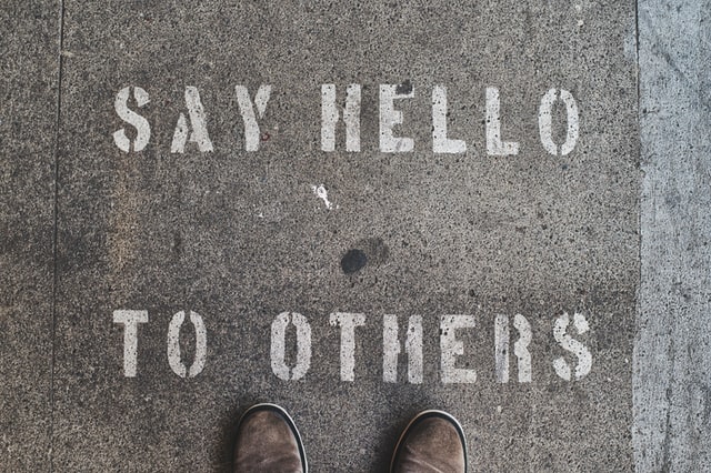 Tal vez la manera más simple para hacer de tu mundo uno mejor es decir “hola” más a menudo.