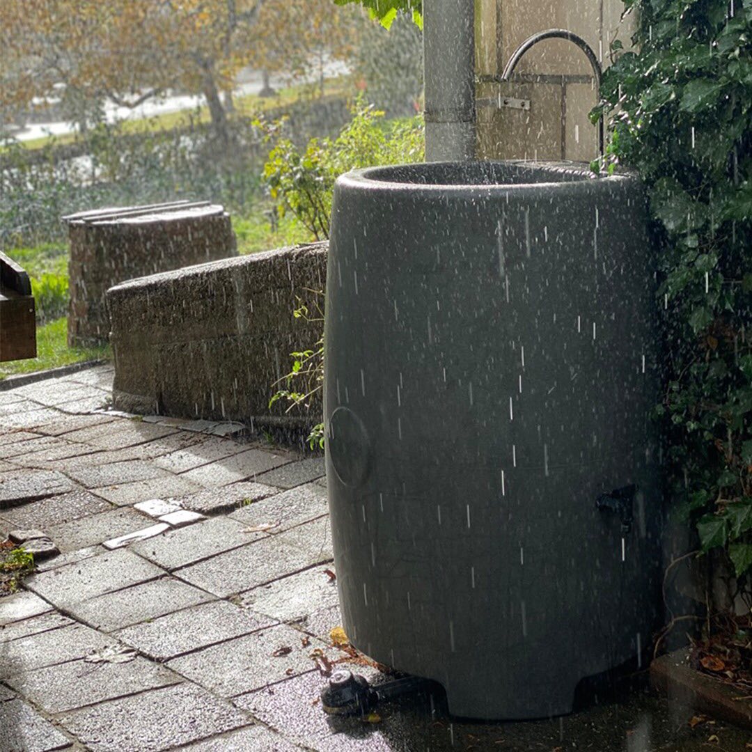 The Raintap is quite literally in its element in the rain. Dimensions: Diameter: 65,5 cm/Height: 95 cm/Capacity: 250 L. Materials: 100% recycled plastic. Product weight: 15 kg. The Raintap is designed and produced in The Netherlands using 100% recycled plastic.