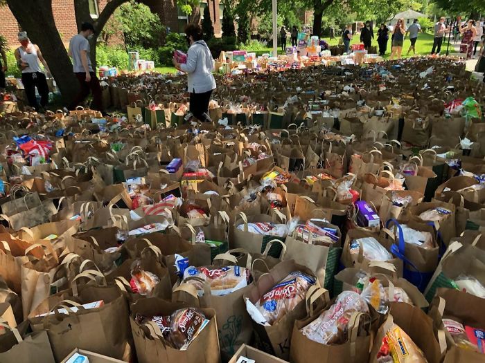 Mirando alrededor, siento que tenemos suficientes kits de alimentos para alimentar a todos los niños de Minneapolis y más