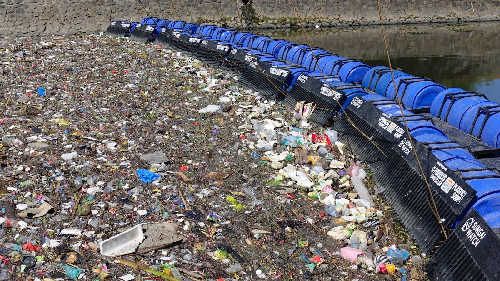 They already installed more than 100 barriers, collecting more than 345,000kg of plastic.