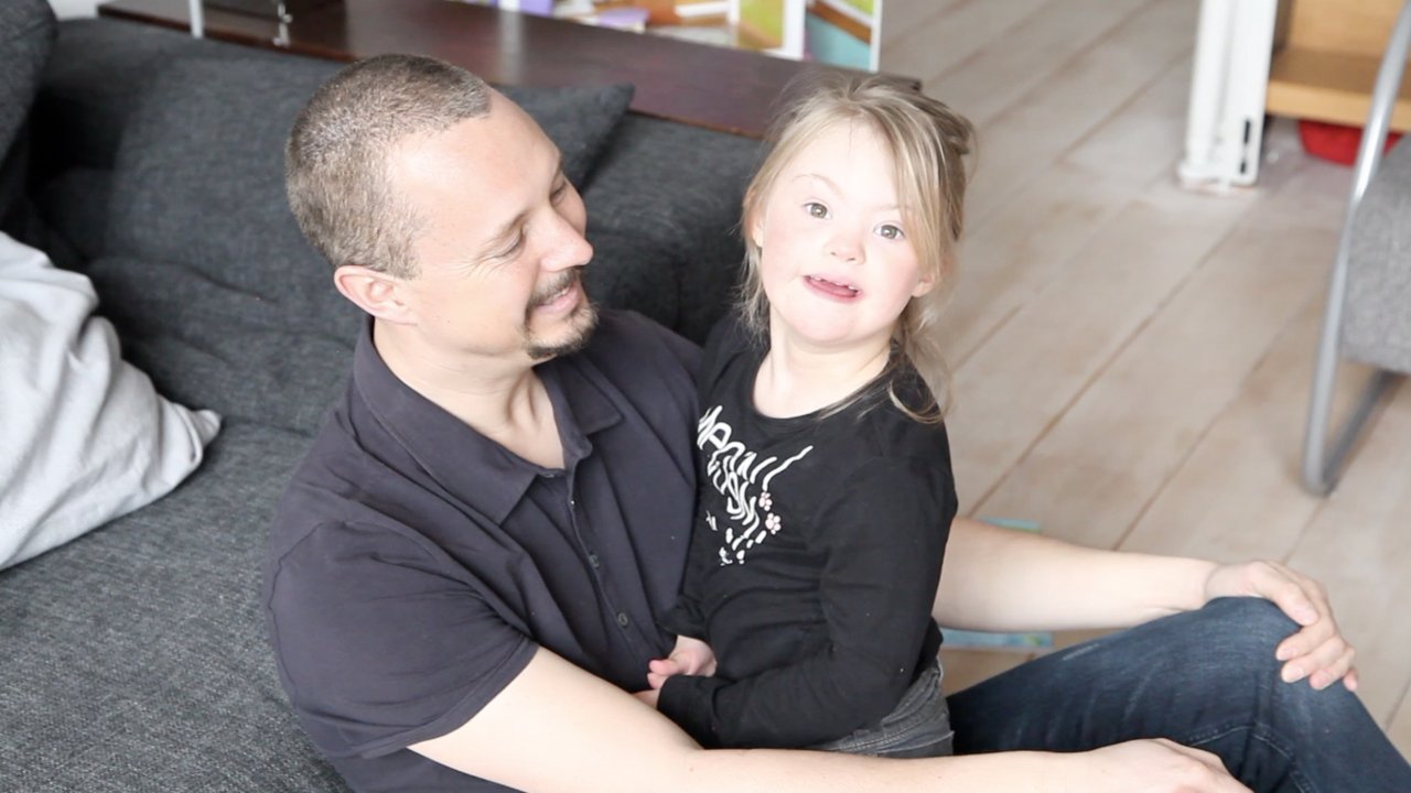 Die bedingungslose Liebe eines Vaters für seine Tochter,die das Down-Syndrom hat, ist herzerwärmend