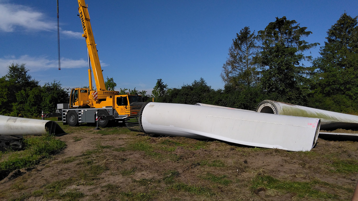 Averaging over 45 metres/150 feet in length and weighing upwards of a dozen tons each, wind turbine blades take up huge amounts of space in landfills. Once there, the ultra-sturdy, fibre-reinforced plastics they’re made of don’t break down easily. Decommissioned wind turbine blades, if they’re not just stockpiled, are often destined for landfills today. The main alternative, incinerating them for energy, creates additional pollution.