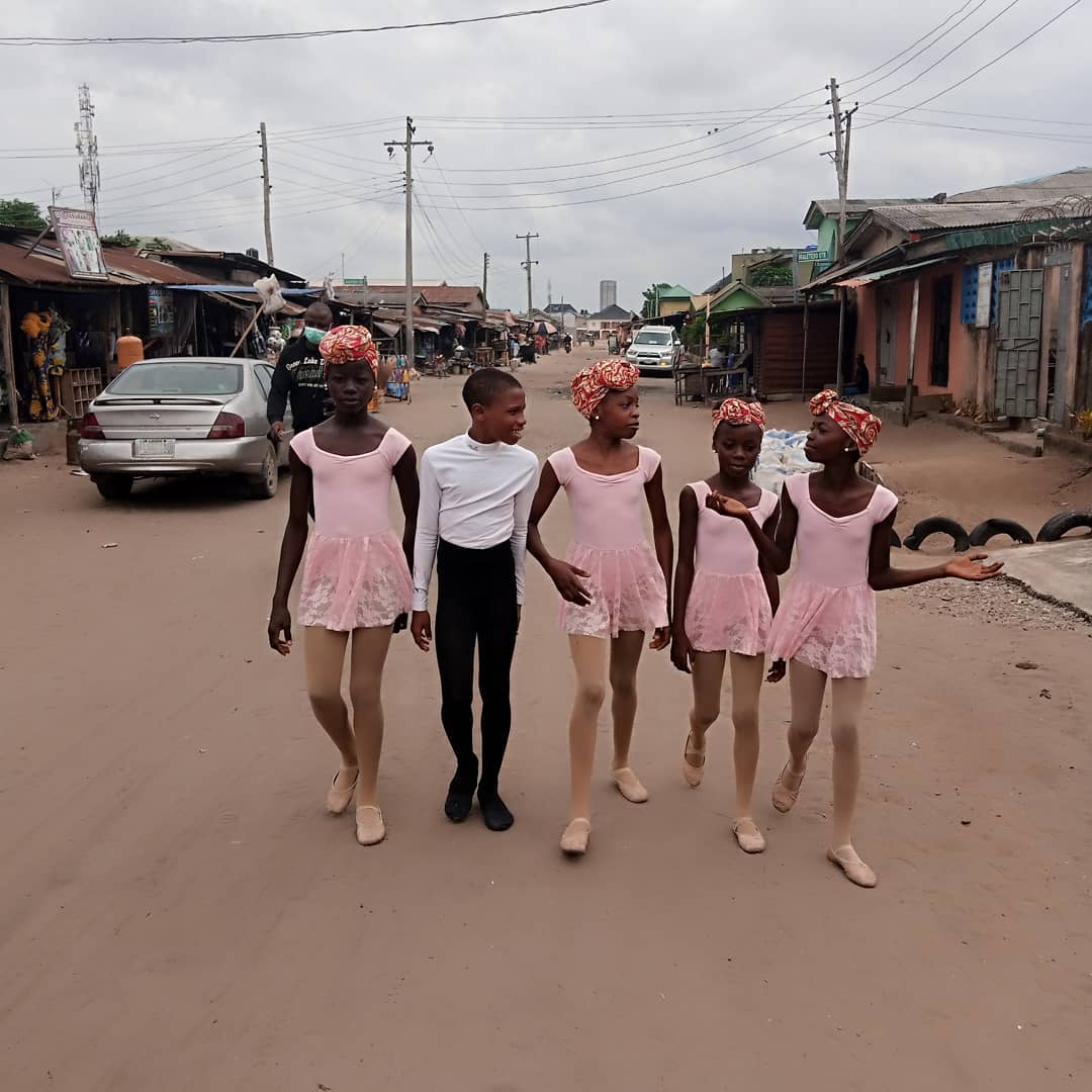 Los padres de Anthony en Lagos, la bulliciosa ciudad lagunera de Nigeria, querían que se hiciera sacerdote. Sin embargo, apoyan plenamente su elección de la danza, ya que ven que tiene un claro don para ello.