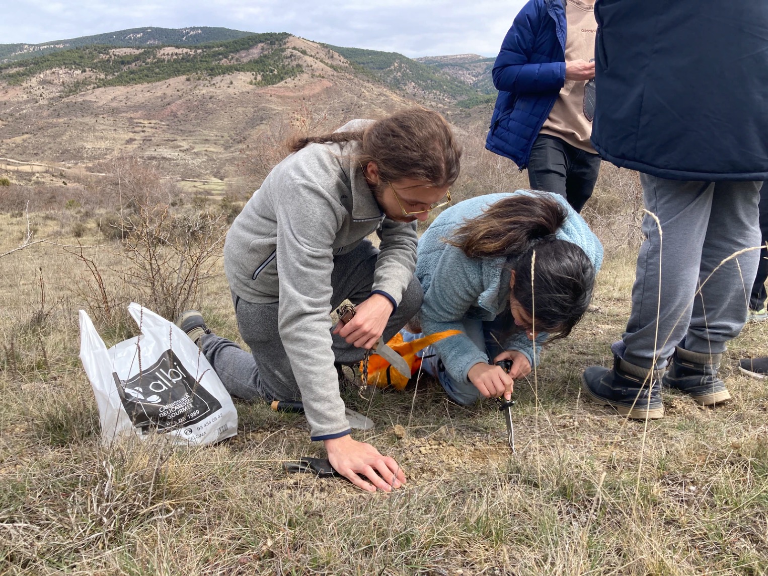 This spring, together with the University of Barcelona and Volterra, Life Terra are working with five students with the bachelor’s degree in Environmental Sciences (UB) to develop a reforestation project in Spain. They visited the project area in Camarena de la Sierra, in the beautiful region of Teruel, to analyse the ecological context, take soil samples, and interview key stakeholders and local people to understand their vision. This was an opportunity for students to get hands-on experience and apply their theoretical knowledge to a real reforestation project. More ?