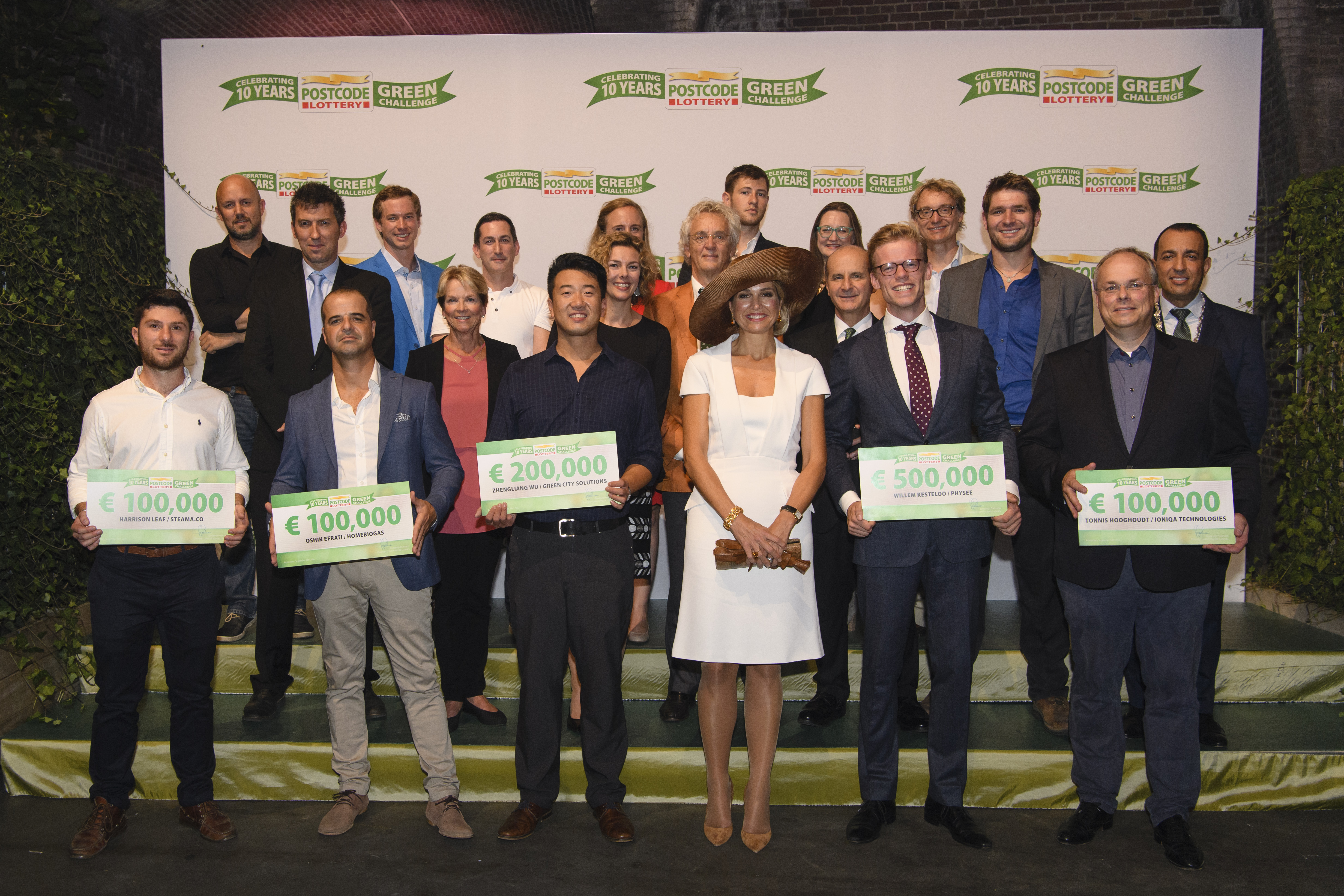 Last year's winner and runners-up with the jury, organisation and the Dutch queen, Máxima.
