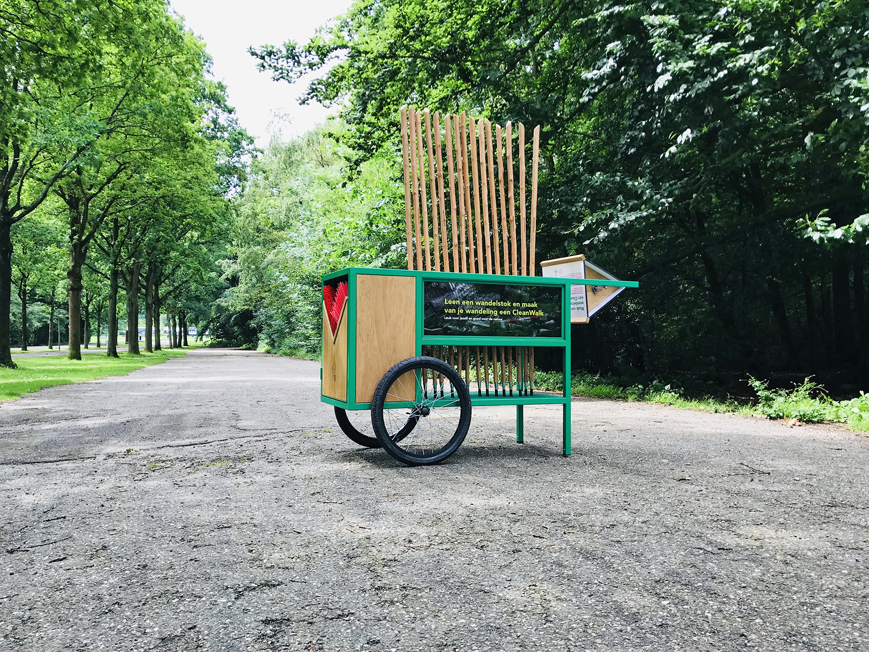 The walking sticks are stored in a mobile CleanWalk storage rack. The storage rack contains a waste bin, information about the CleanWalk walking service and useful information about walking tracks in the nature park. The storage rack is mobile and can be set up inside or outside the visiting centre of a nature reserve.
