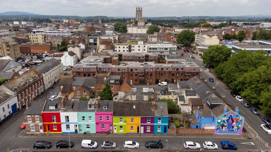 Tash ha estado pintando casas en Gloucester desde 2018, ha transformado 70 casas en 5 calles hasta ahora.