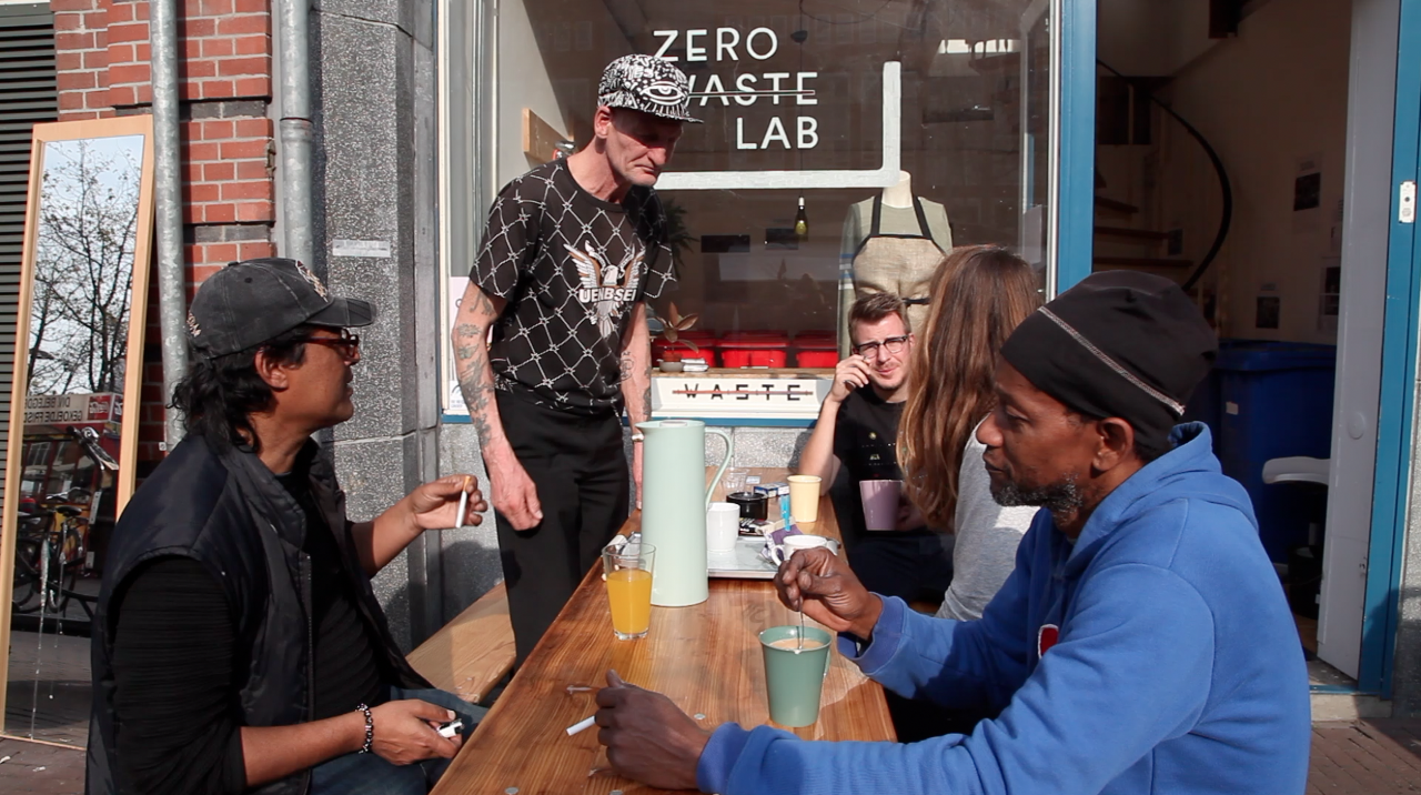 Het Zero Waste Lab biedt meer dan alleen munten; mensen kunnen langskomen om hun afval in te leveren en om een kopje koffie te drinken.