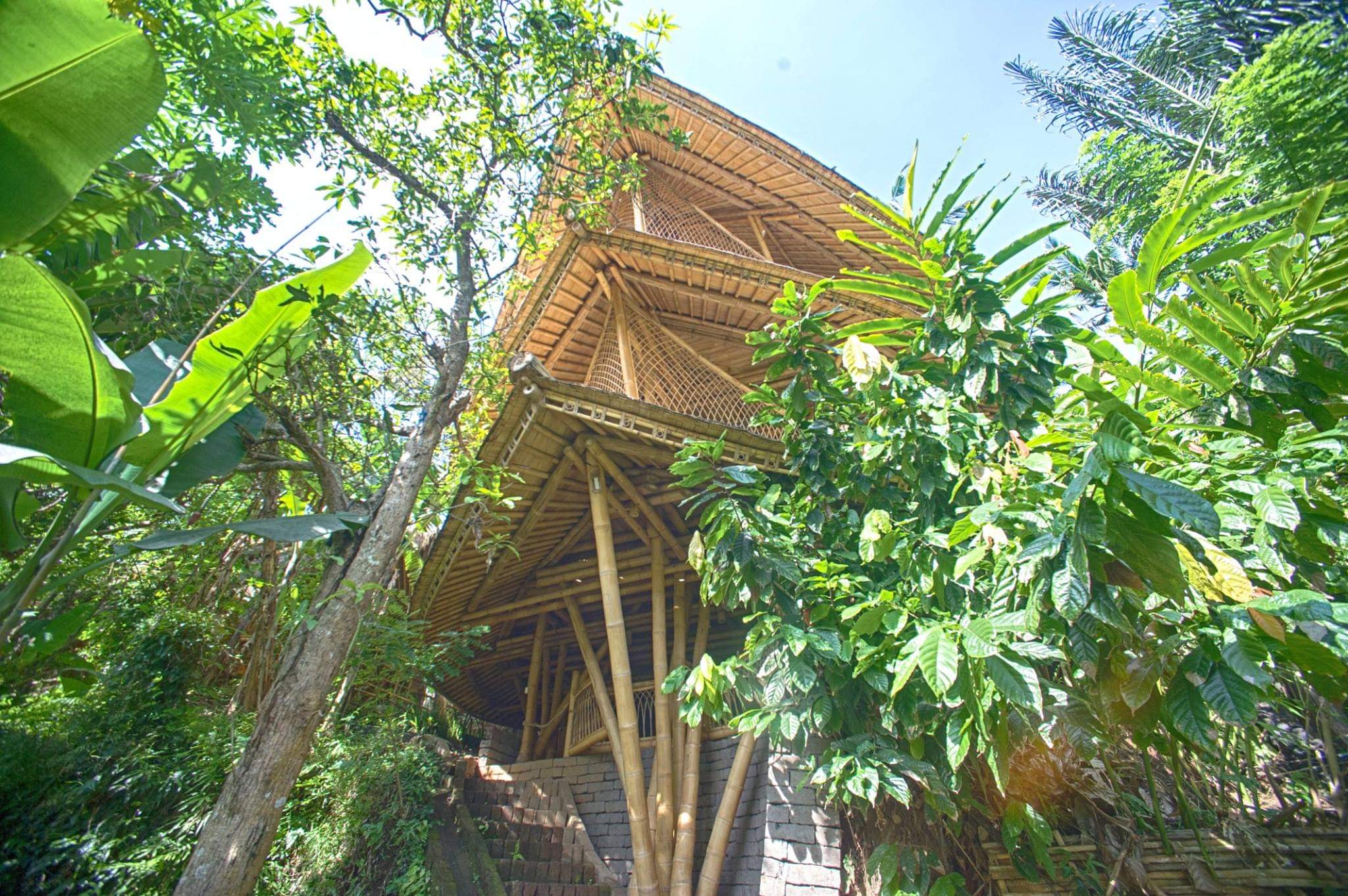 Las grandes estructuras al aire libre fueron creadas a partir de material local, natural y renovable, principalmente bambú, y el espacio abierto restante ha sido plantado con frutas orgánicas, huertas y arrozales.