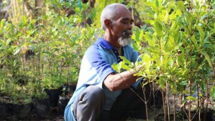 Deze Indonesische man heeft zijn dorp eigenhandig van de hongersnood gered