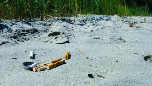El impuesto y la prohibición del tabaco en playas de Barcelona hacen que Cataluña deje de fumar